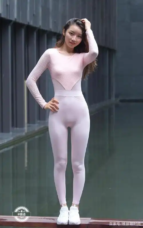 紧绷束腰的打底裤,让身形美感提升,白里透白