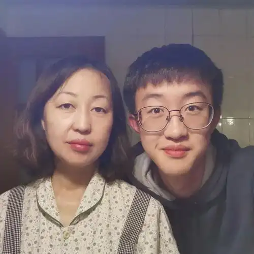 马子轩和妈妈合影