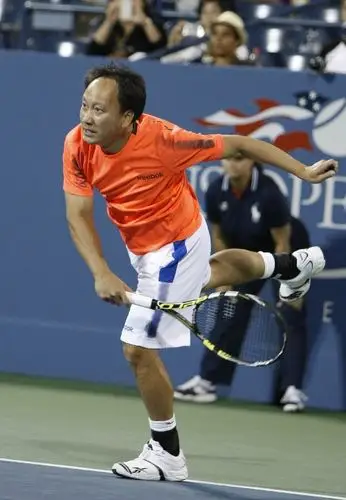 图文老将张德培亮相美网比赛中发球