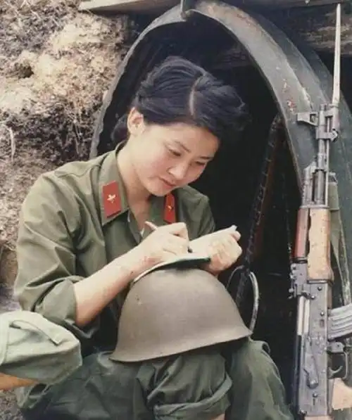 猫耳洞战斗中女兵