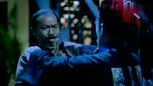 冯淬帆就是来搞笑的对着僵尸的脸一顿乱戳怕不是个傻子哦_网易视频