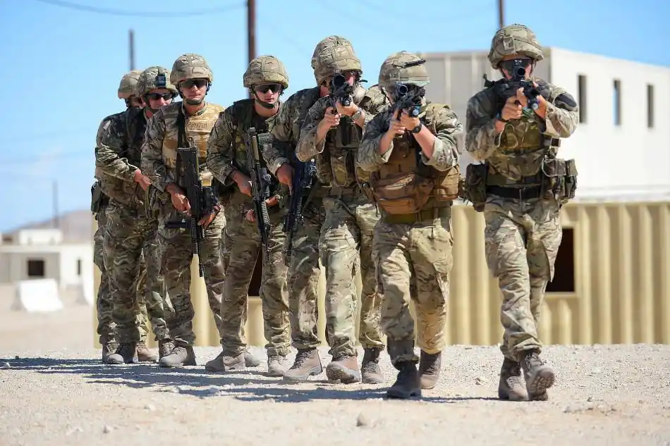 英军爱显摆在沙漠练兵不忘排整齐队形拍大合影