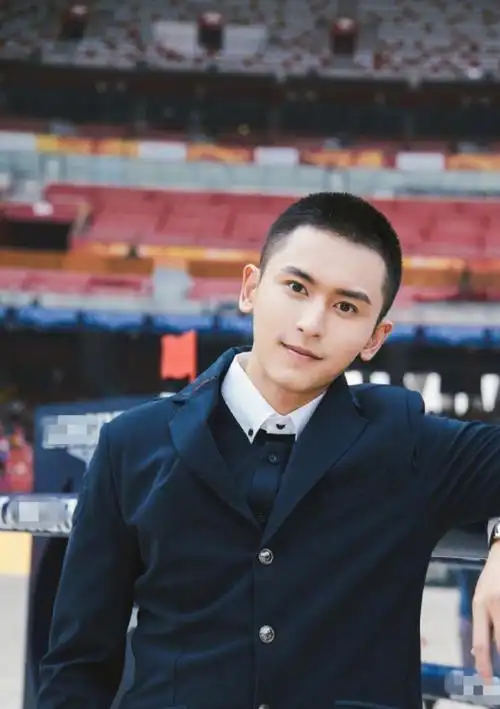 圆寸头果然是检验颜值的标准他的圆寸造型man爆了