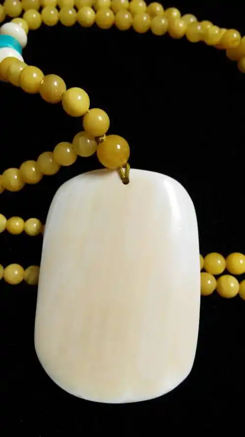 植物象牙与真象牙十分接近,而且它与廉价的塑料仿制品不同,是自然产物