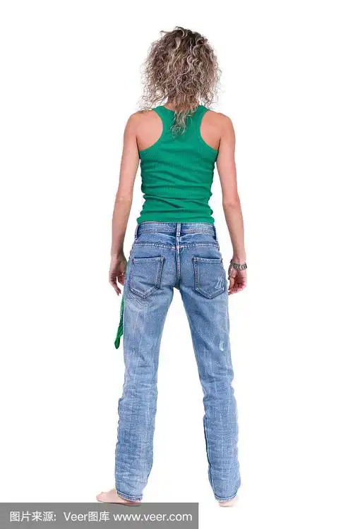 一个随意的年轻女子站立的全身照