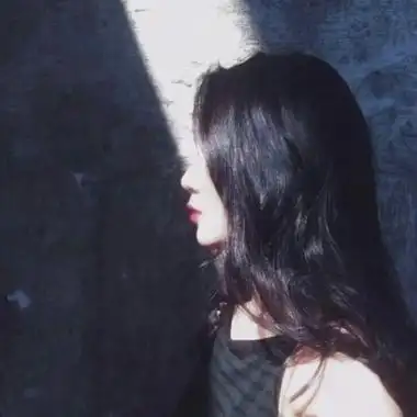 由美头网整理发布,女生头像频道提供更多与侧面,侧脸相关的头像图片