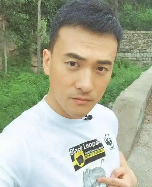 离婚三年帅成彭于晏,37岁直播魅力难挡_赫子铭_因为_风波