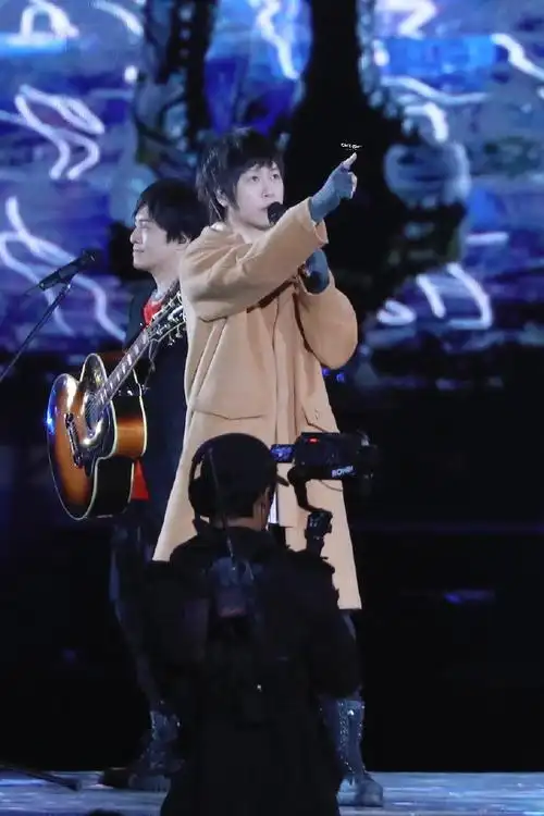 阿信超话92#五月天上海演唱会#day1 冬天限定皮膚手套信02@阿信又