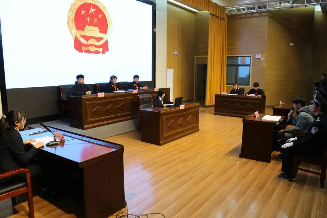 黄山区法院:模拟法庭进校园 为青春保驾护航