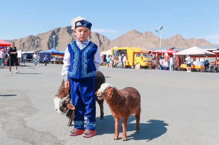新疆巴里坤:哈萨克族民众展示民俗文化