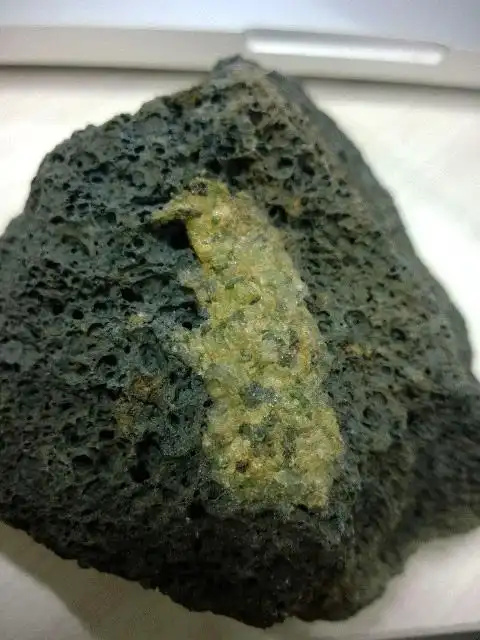 化学帝请进关于火山石上的晶体