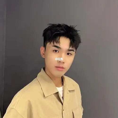 里只有夏天和冬天两个季节,炎炎夏日肯定是要剪一款#男生清爽夏日发型