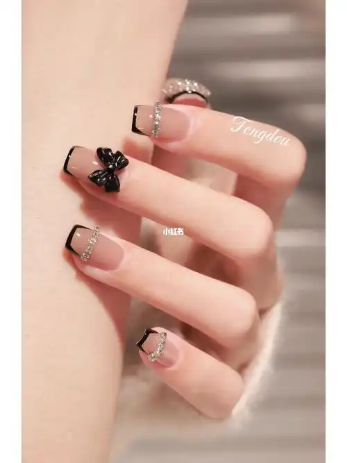 冷艳风简约美甲款式特别显白