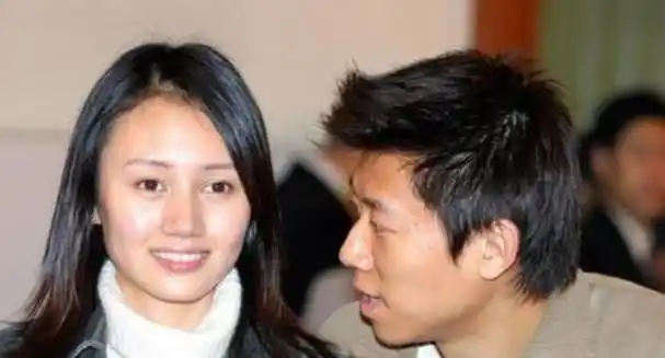 夏雨:结婚不邀请父亲,婚后与母亲明算账,妻子袁泉为他操碎了心