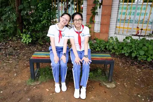 滨湖学校2019届六年级50班毕业合影留念