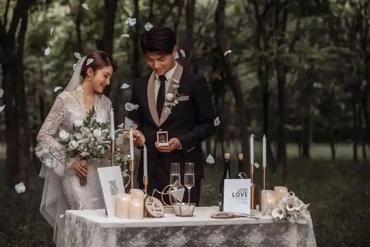 ins风婚纱照2021-06-10 发布527703629