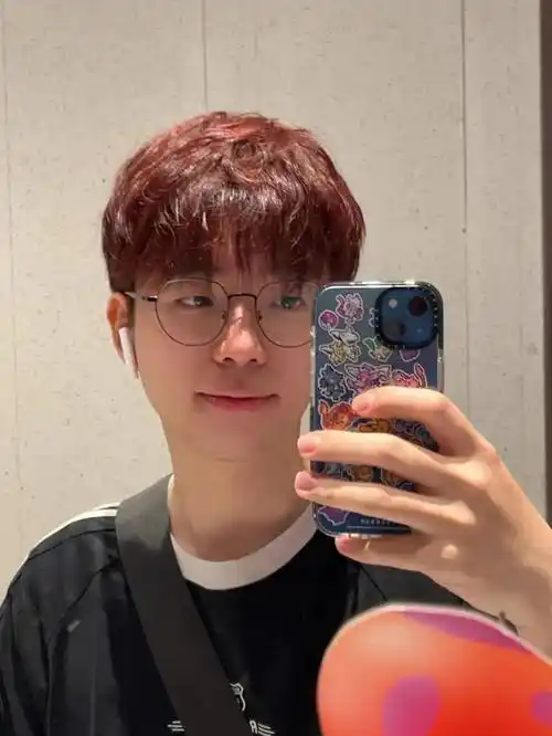 适合戴眼镜的男生发型