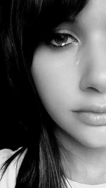 在流泪的黑白女图_懦弱的害怕,他会再次扔下我一个人