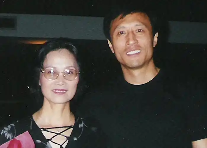 回顾演员王洛勇我这辈子正确的决定就是娶了一个平凡的妻子