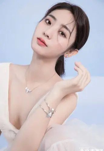 邢菲斜肩礼裙性感写真图片