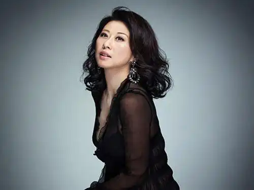 她是费翔的前女友,结婚21年不生子,如今57岁仍然美丽动人!