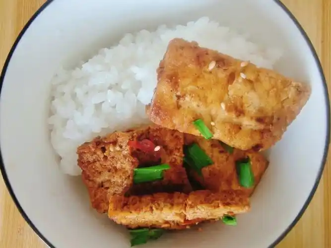 食材:豆腐一块做法:豆腐切块,起锅烧油,豆腐煎至两面金黄,倒入料汁翻