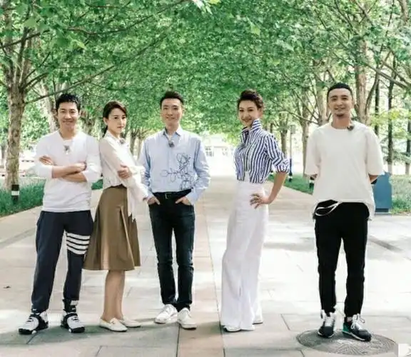 央视主持人校园风合照曝光,李梓萌皮肤依旧白嫩,靠身材实力抢镜