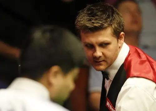 图文世锦赛丁俊晖vs戴瑞恩戴眼神凶狠