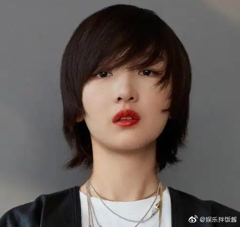 周冬雨杂志照,露牙齿笑鬼马精灵弯腰秀. 来自娱乐拌饭酱 - 微博