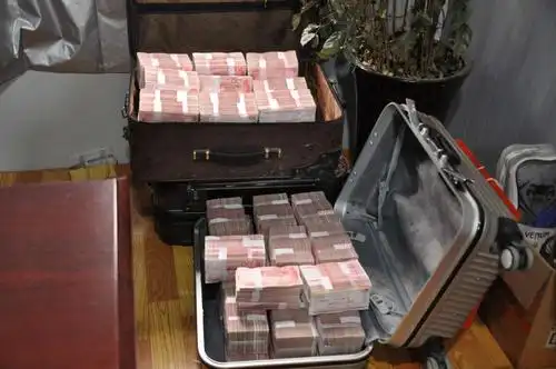 发放现场913万的现金整齐码放,17个班组近400名工人有序领取