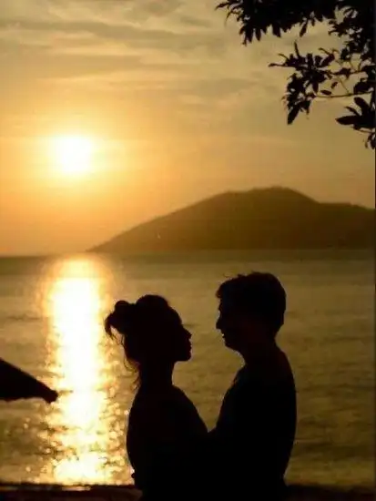 黄磊晒与孙莉深情对视照纪念携手18载