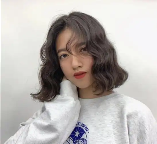 烫发想要不显老又好看,浪漫的水波纹卷绝对是首选之一