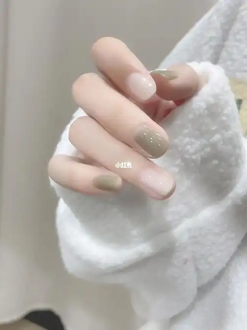 小清新春夏美甲淡淡的绿色真的好显白