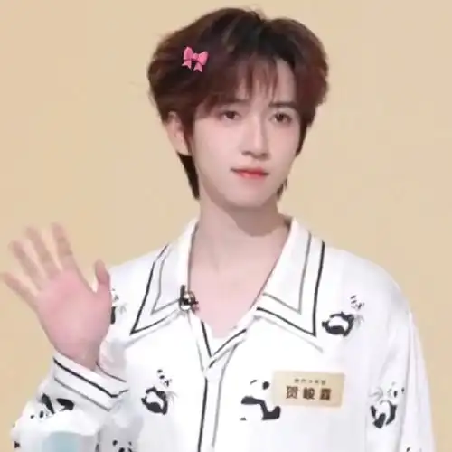 刘耀文让贺峻霖躺在自己胸肌上