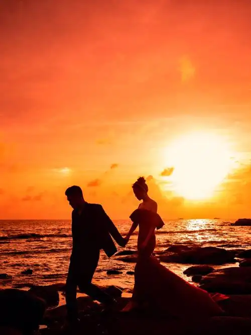 夕阳下婚纱照唯美浪漫的电影感