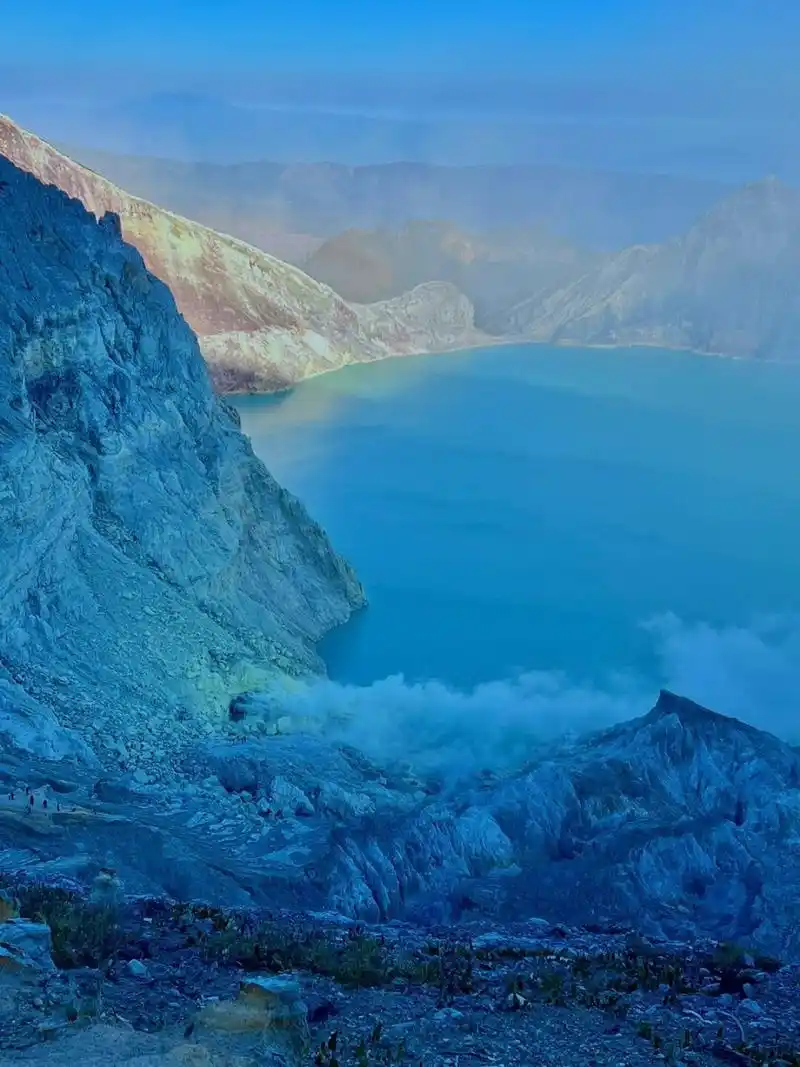 印尼9499ijen伊真火山  为了看到伊真火山山顶的蓝色火焰,早点