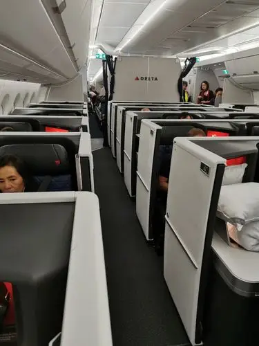 a350是单层双通道飞机,至臻商务舱在飞机的最前部,是1-2-1直排