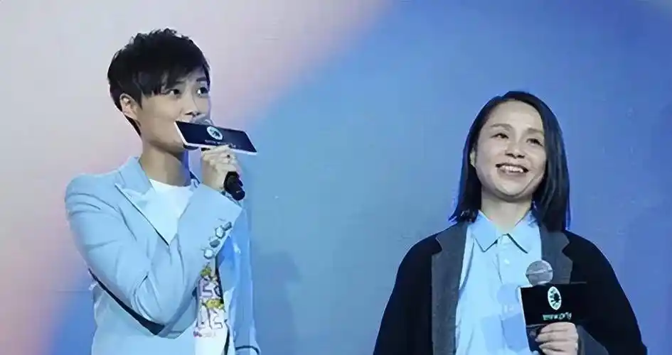 天娱总裁龙丹妮送李宇春一辆跑车,还把自己的千万豪宅送给她_什么