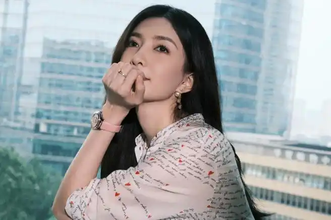 江疏影字母印花衬衫##江疏影衬衫上的英文诗篇