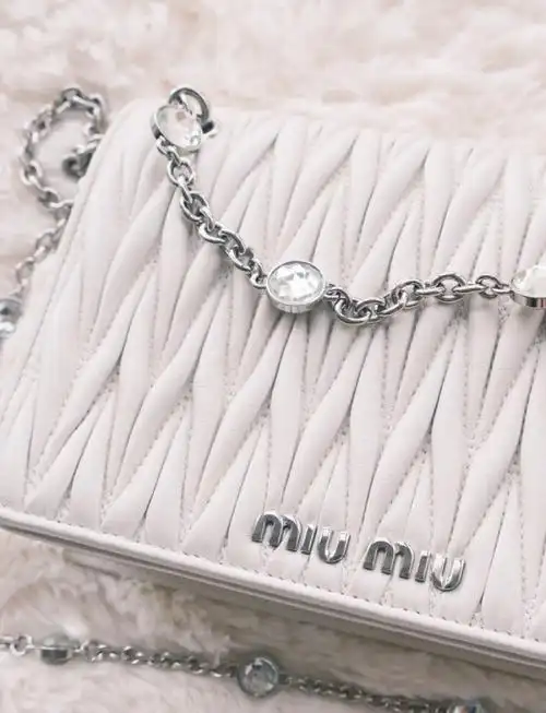 今天给大家介绍一款性价比超高的奢侈品包包——miumiu缪缪的经典仿