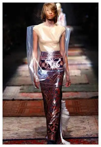 外国美女穿透明衣上街不料竟稳赚回头率不知该看衣服还是看人