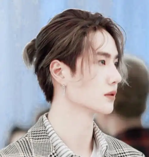 有种"奶盖"叫王一博,过安检熟练拿皮筋"扎啾啾",女友粉炸了