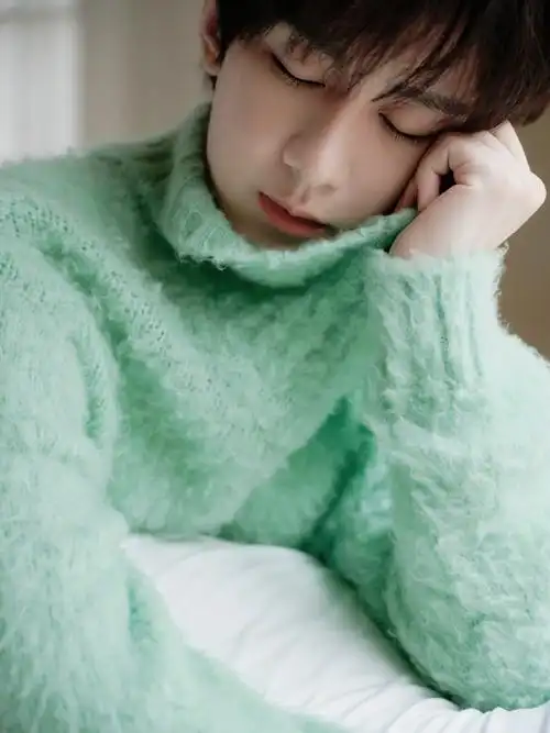 明星爱大牌#@成毅身穿3532 373930秋冬系列拍摄新年写真