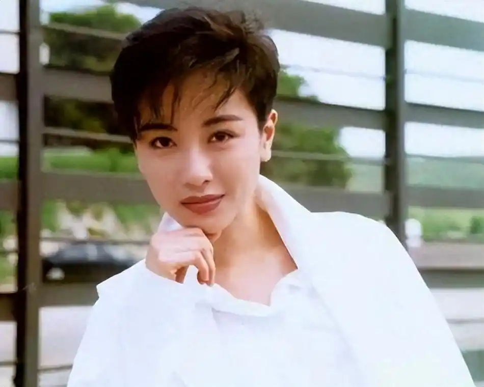 回顾袁洁莹曾和李嘉欣争男人又与同性相恋53岁成不婚主义