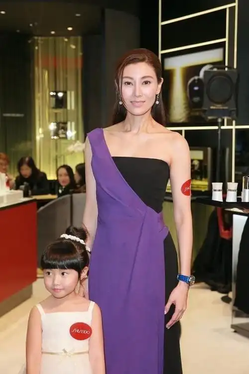 李嘉欣挺会扮嫩的穿薄荷绿薄纱裙挡不住身材身高直逼老公