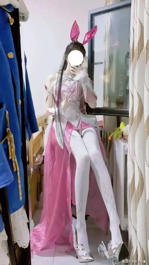 小舞cos的神级美腿而一旦某些作品的人物角色火了之后,自然也是少不了