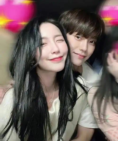 真情侣就是最好嗑的#海恩贤圭贴脸搂肩合照