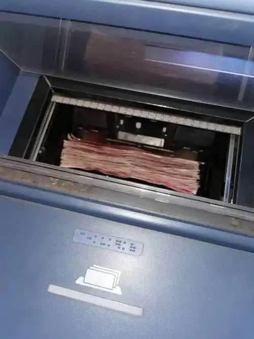 我太难了在抽屉翻出来1万现金赶紧存了还卡