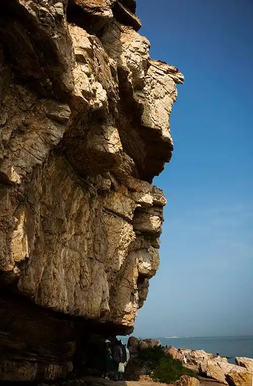 似宝塔而得名,位于庙岛群岛西北处的犁具把岛,在地理上属于小黑山岛