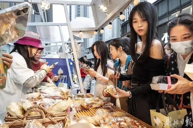 清明假期消费市场火热武汉商场人气爆棚